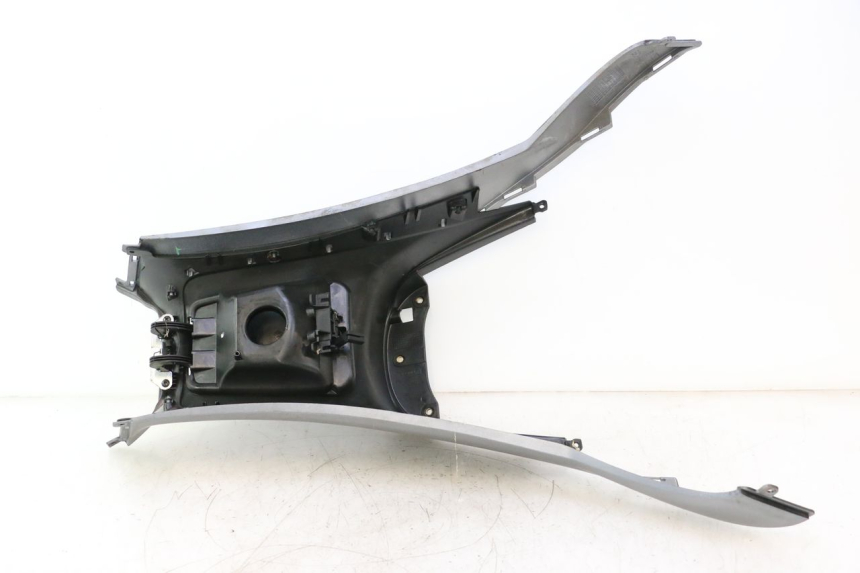 photo de TANK VERKLEIDUNG PIAGGIO MP3 125 (2006 - 2014) - Details der Befestigungspunkte