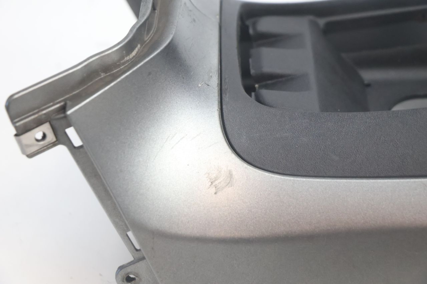 photo de TANK VERKLEIDUNG PIAGGIO MP3 500 (2016 - 2018) - Details der Befestigungspunkte