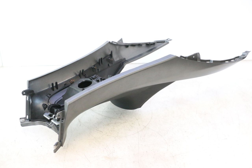 photo de TANK VERKLEIDUNG PIAGGIO MP3 500 (2016 - 2018) - Zoom auf Komponenten