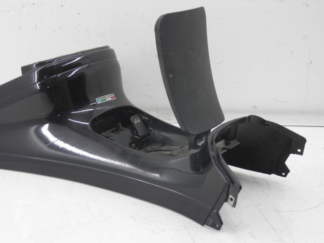 photo de TANK VERKLEIDUNG PIAGGIO XEVO - X EVO 125 (2010 - 2015) - Detailansicht des Bauteils