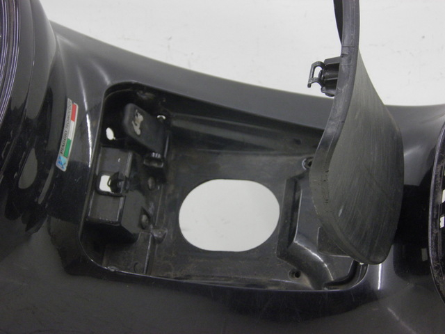 photo de TANK VERKLEIDUNG PIAGGIO XEVO - X EVO 125 (2010 - 2015) - Details der Befestigungspunkte