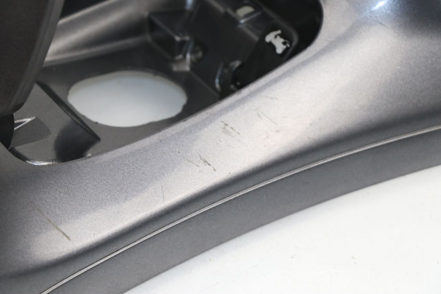 photo de TANK VERKLEIDUNG PIAGGIO X8 400 (2006 - 2007) - Details der Befestigungspunkte