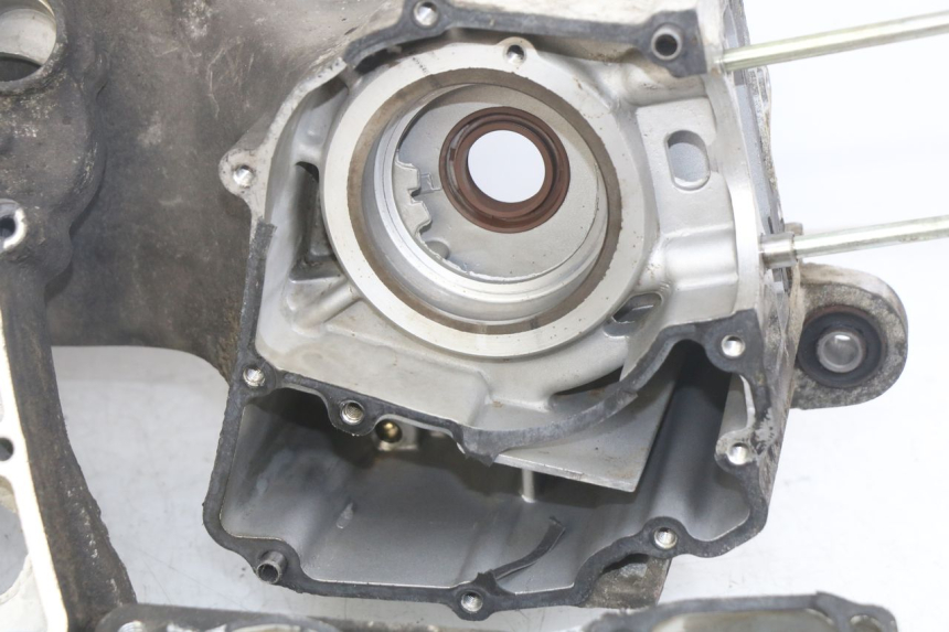 photo de MOTORBLOCK-UNTERTEIL SYM SYMPHONY 125 (2009 - 2015) - Fokus auf die Struktur