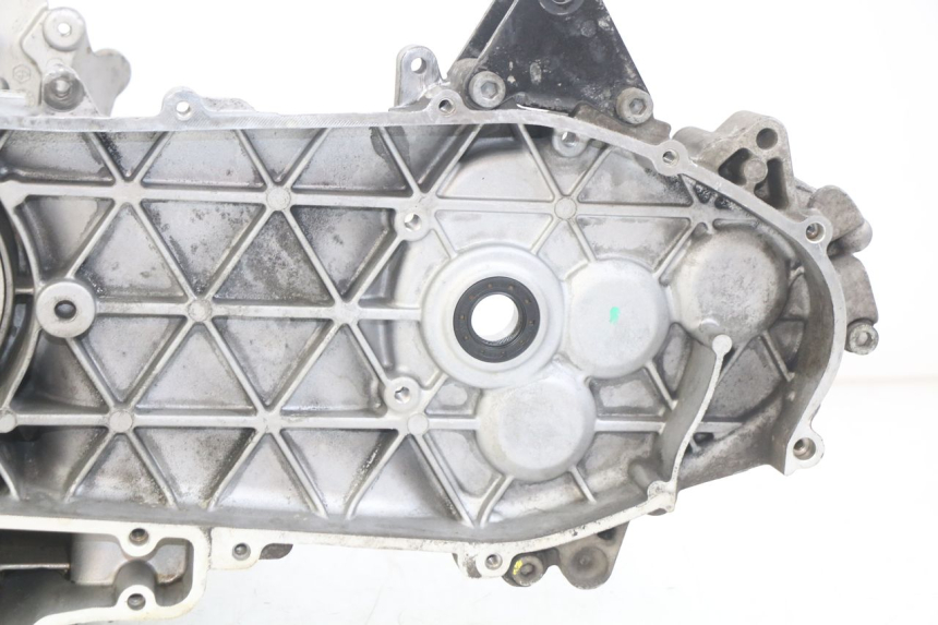 photo de MOTORBLOCK-UNTERTEIL PIAGGIO VESPA GTS IGET ABS 125 (2017 - 2023) - Details der Befestigungspunkte