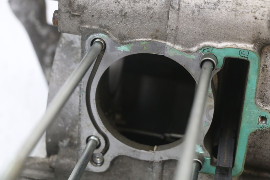 photo de UNTERER MOTORBLOCK YAMAHA YP MAJESTY 125 (2002 - 2006) - Details der Befestigungspunkte