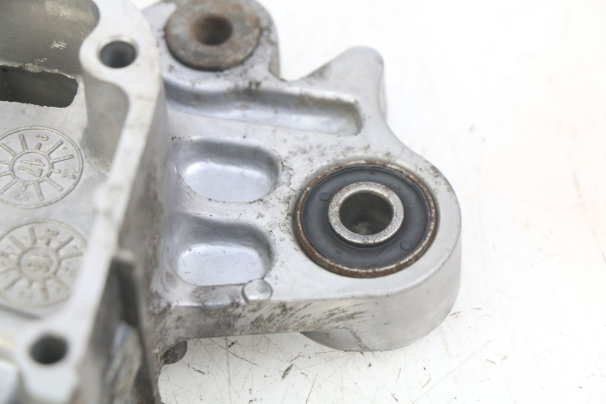 photo de RECHTER MOTORDECKEL KYMCO AGILITY 16+ 4T 50 (2018 - 2023) - Zoom auf Gebrauchszustand