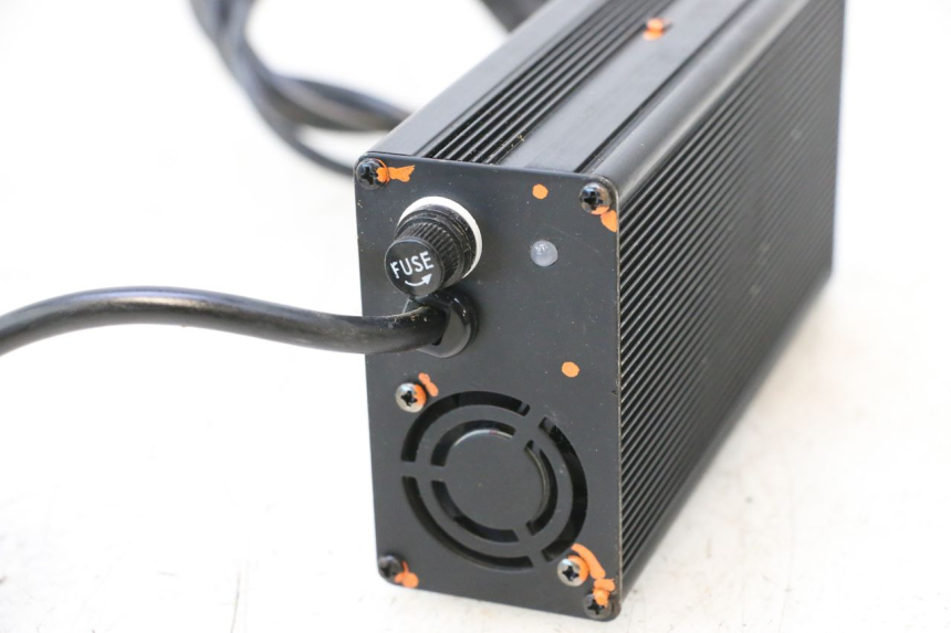 photo de BATTERIELADEGERÄT BAIKU SAKURA 1 (2021 - 2025) - Details der Befestigungspunkte