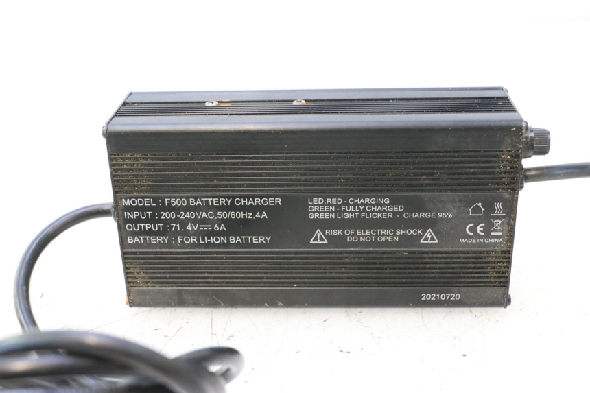photo de BATTERIELADEGERÄT BAIKU SAKURA 1 (2021 - 2025) - Oberflächenzustand und Material
