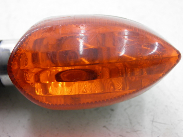 photo de HINTEN RECHTS BLINKER YAMAHA YBR CUSTOM 125 (2008 - 2010) - Details der Befestigungspunkte