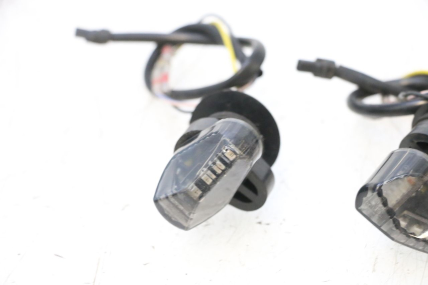 photo de HINTEN BLINKER PIAGGIO MP3 RL 250 (2006 - 2010) - Details der Befestigungspunkte