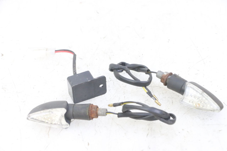 photo de VORNE BLINKER HONDA CBF 500 (2004 - 2007) - Weitere Ansicht des Artikels