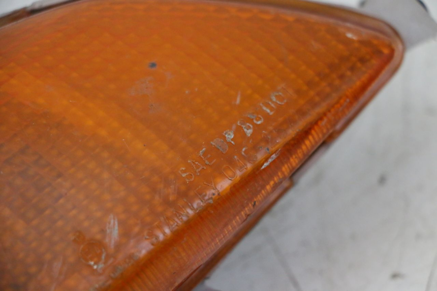 photo de VORNE RECHTS BLINKER HONDA CBR F SC25 1000 (1989 - 1992) - Zoom auf Gebrauchszustand