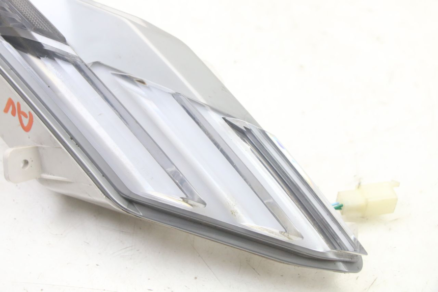 photo de VORNE RECHTS BLINKER PEUGEOT TWEET 4T 50 (2023 - 2025) - Zoom auf Gebrauchszustand