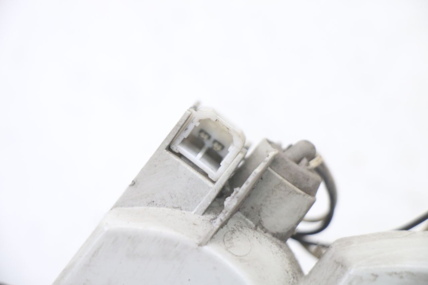 photo de VORNE RECHTS BLINKER PIAGGIO VESPA GRANTURISMO 125 (2003 - 2007) - Details der Befestigungspunkte