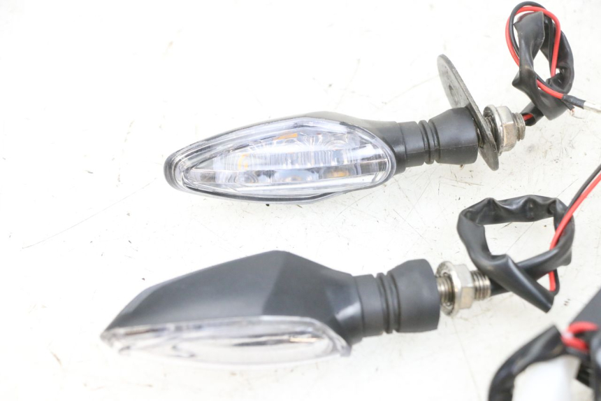 photo de VORNE BLINKER KAWASAKI ZR 7 750 (1999 - 2004) - Zoom auf Komponenten