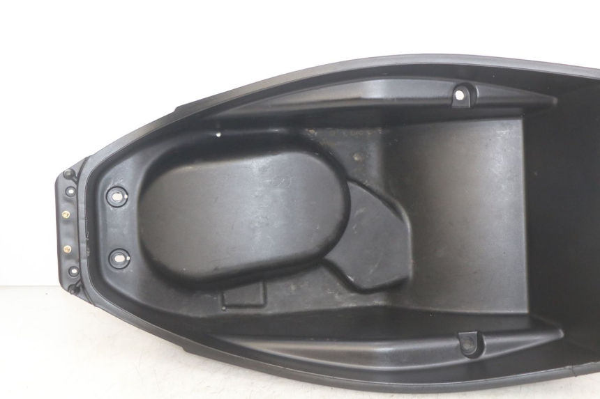 photo de SITZBANKABDECKUNG KYMCO AGILITY 16+ 4T 50 (2018 - 2023) - Technische Nahaufnahme