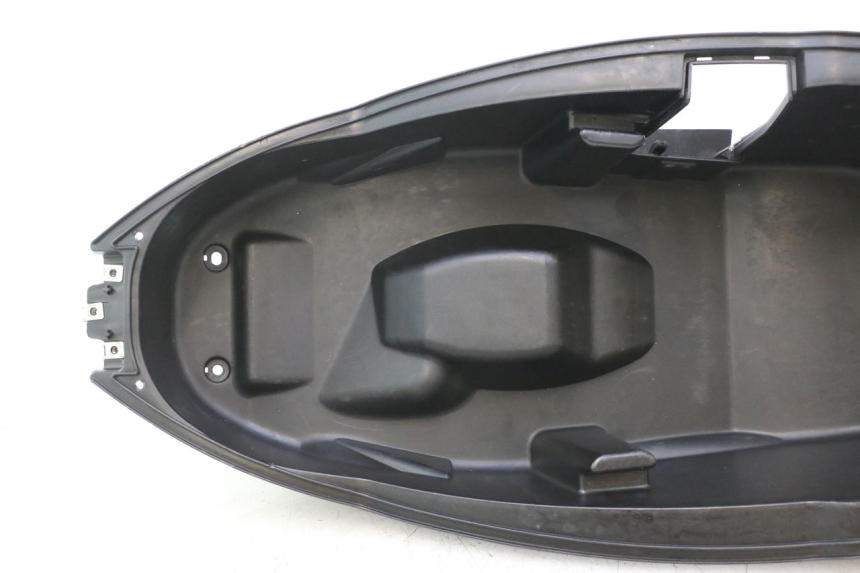 photo de SITZBANKABDECKUNG PEUGEOT CITYSTAR 2T 50 (2018 - 2021) - Detailansicht des Bauteils
