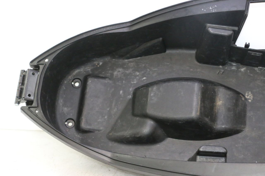 photo de SITZBANKABDECKUNG PEUGEOT CITYSTAR 2T 50 (2018 - 2021) - Detailansicht des Bauteils