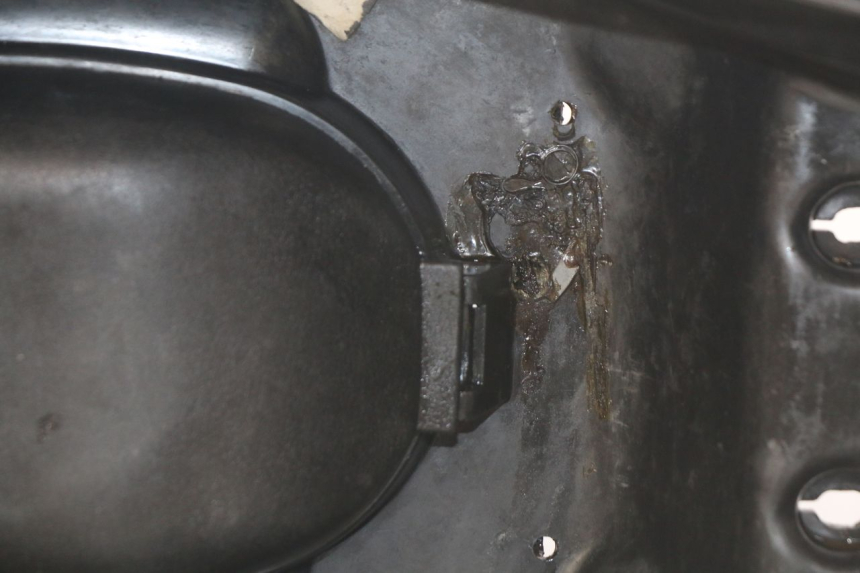 photo de SITZBANKABDECKUNG SYM CROX 4T 50 (2016 - 2023) - Technische Nahaufnahme