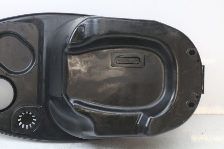 photo de SITZBANKABDECKUNG JM MOTORS EVOLIS 4T 50 (2018 - 2022) - Details der Befestigungspunkte