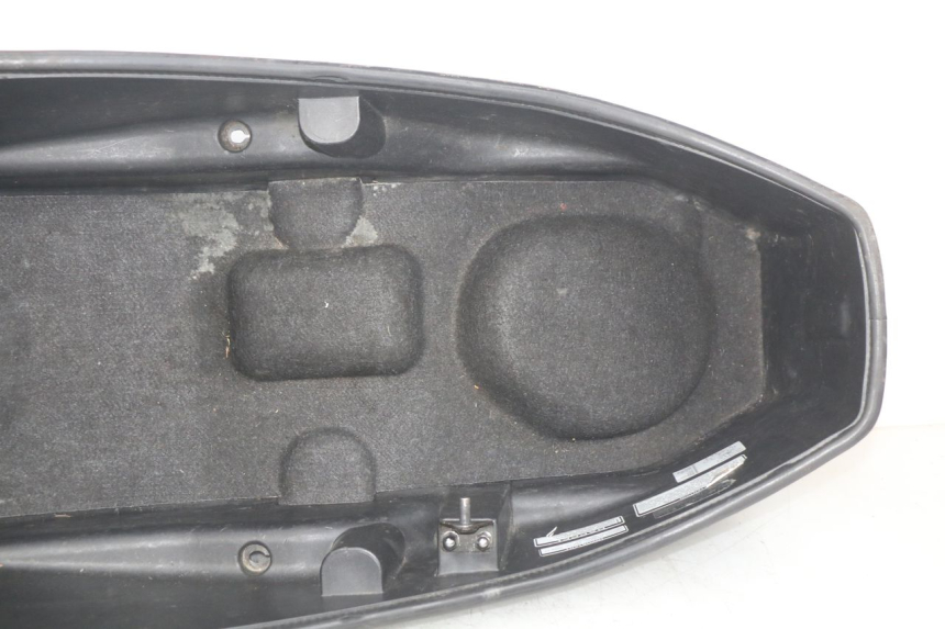 photo de SITZBANKABDECKUNG SYM GTS EFI 125 (2012 - 2016) - Details der Befestigungspunkte