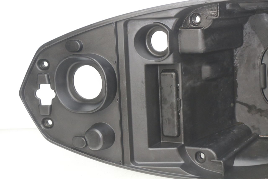 photo de SITZBANKABDECKUNG PEUGEOT KISBEE 2T 50 (2010 - 2017) - Details der Befestigungspunkte