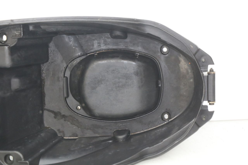 photo de SITZBANKABDECKUNG PEUGEOT KISBEE 2T 50 (2010 - 2017) - Oberflächenzustand und Material