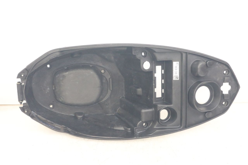 photo de SITZBANKABDECKUNG PEUGEOT KISBEE 2T 50 (2018 - 2022) - Detailansicht des Bauteils