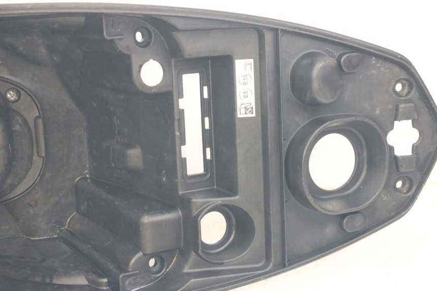 photo de SITZBANKABDECKUNG PEUGEOT KISBEE 2T 50 (2018 - 2022) - Details der Befestigungspunkte