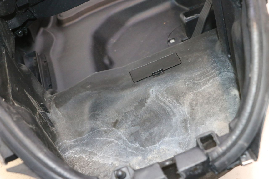 photo de SITZBANKABDECKUNG PIAGGIO MP3 500 (2011 - 2015) - Details der Befestigungspunkte