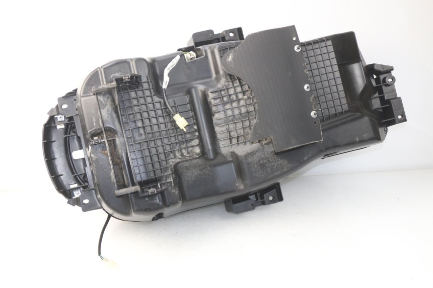 photo de HELMFACH PEUGEOT SATELIS 300 (2012 - 2015) - Zoom auf Gebrauchszustand