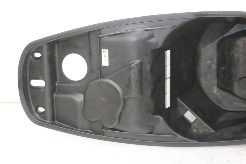 photo de SITZBANKABDECKUNG PEUGEOT TWEET 4T 50 (2018 - 2022) - Kennzeichnungen und Originalreferenzen