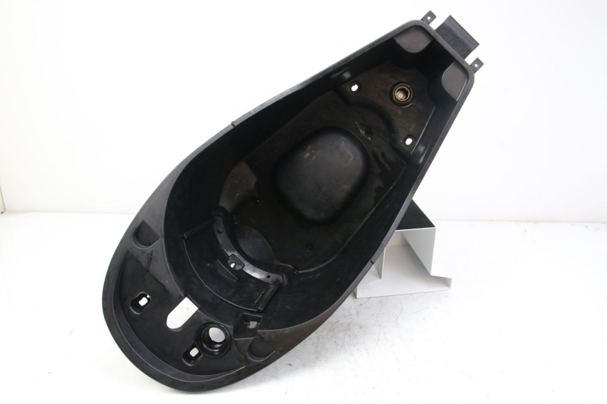 photo de SITZBANKABDECKUNG PEUGEOT VIVACITY NEW 2T 50 (2008 - 2017) - Details der Befestigungspunkte