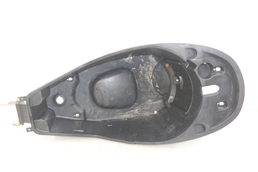 photo de SITZBANKABDECKUNG PEUGEOT VIVACITY NEW 4T 50 (2008 - 2017) - Detailansicht des Bauteils