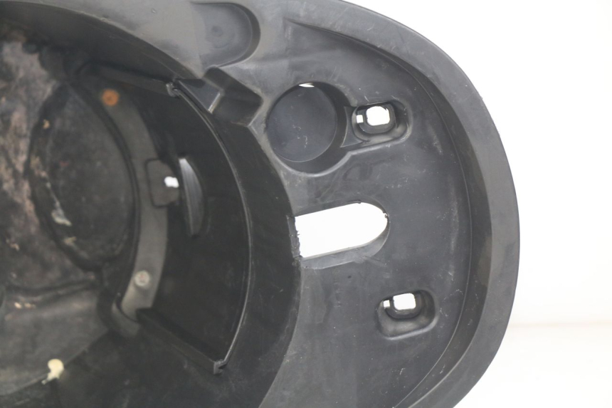 photo de SITZBANKABDECKUNG PEUGEOT VIVACITY NEW 4T 50 (2008 - 2017) - Details der Befestigungspunkte