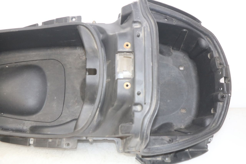 photo de SITZBANKABDECKUNG PIAGGIO X8 125 (2004 - 2007) - Details der Befestigungspunkte