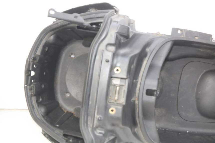 photo de SITZBANKABDECKUNG PIAGGIO XEVO - X EVO 125 (2007 - 2017) - Details der Befestigungspunkte