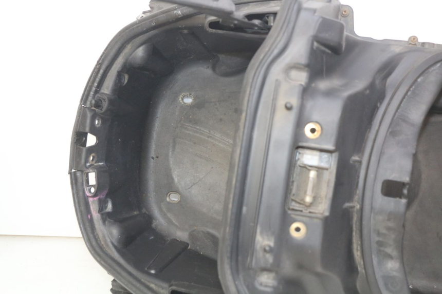 photo de SITZBANKABDECKUNG PIAGGIO XEVO - X EVO 125 (2007 - 2017) - Oberflächenzustand und Material