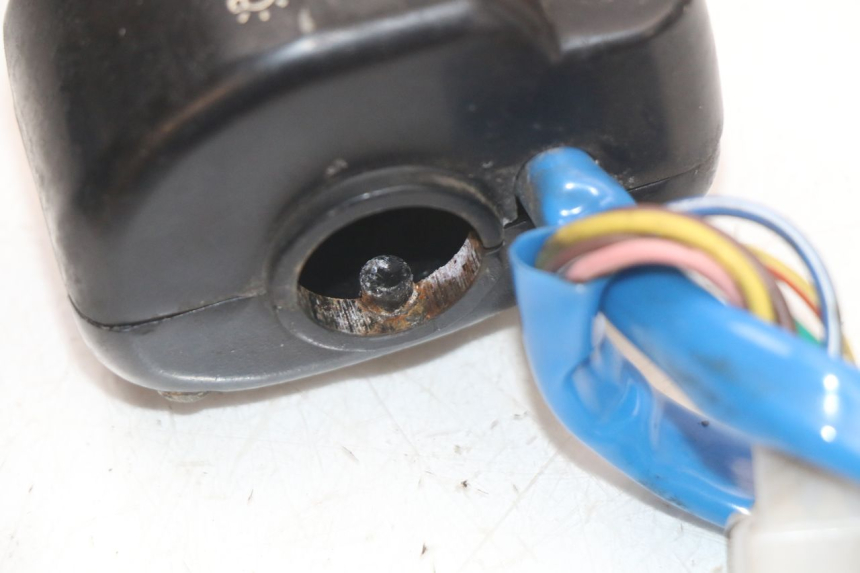 photo de RECHTS SCHALTER KYMCO AGILITY PREMIUM 50 (2007 - 2010) - Details der Befestigungspunkte