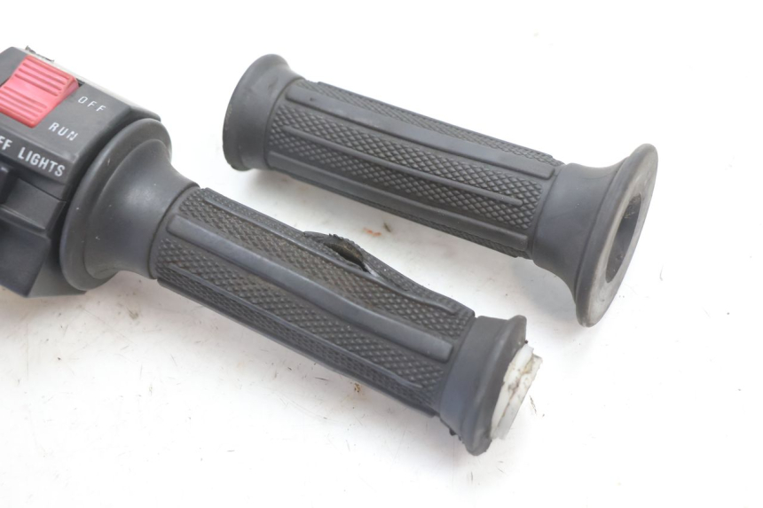 photo de RECHTS SCHALTER SUZUKI GSX F GSXF 750 (1988 - 1998) - Zoom auf Gebrauchszustand
