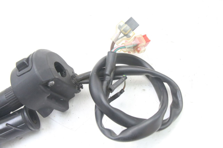 photo de RECHTS SCHALTER HONDA PCX (JF57/JF64) 125 (2014 - 2018) - Details der Befestigungspunkte