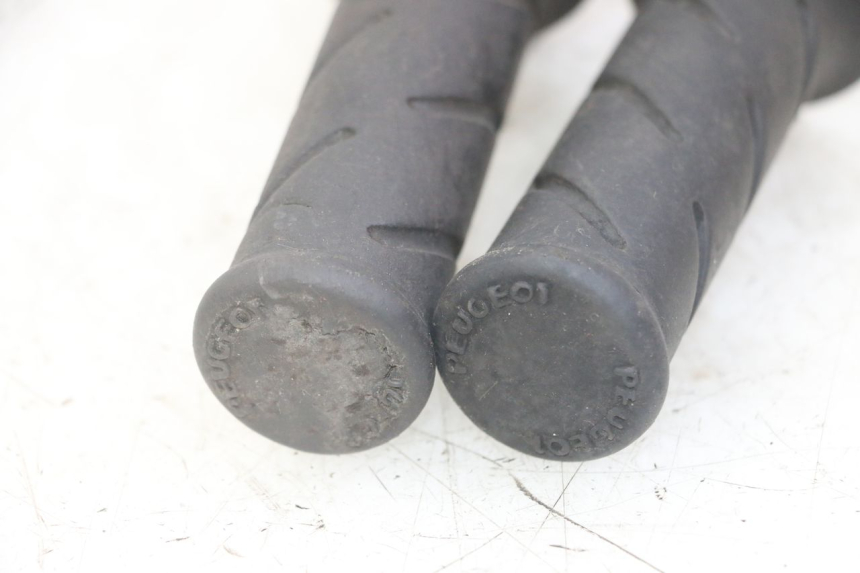 photo de RECHTS SCHALTER PEUGEOT JET FORCE CARBU 50 (2003 - 2016) - Details der Befestigungspunkte