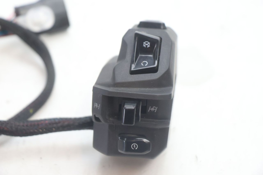 photo de RECHTS SCHALTER PIAGGIO MP3 HPE 530 (2022 - 2026) - Detailansicht des Bauteils