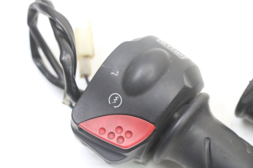 photo de RECHTS SCHALTER PEUGEOT TREKKER TKR 50 (2005 - 2014) - Detailansicht des Bauteils