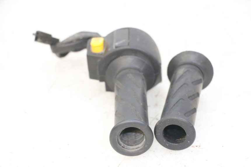 photo de RECHTS SCHALTER PEUGEOT VIVACITY 125 (2010 - 2017) - Details der Befestigungspunkte