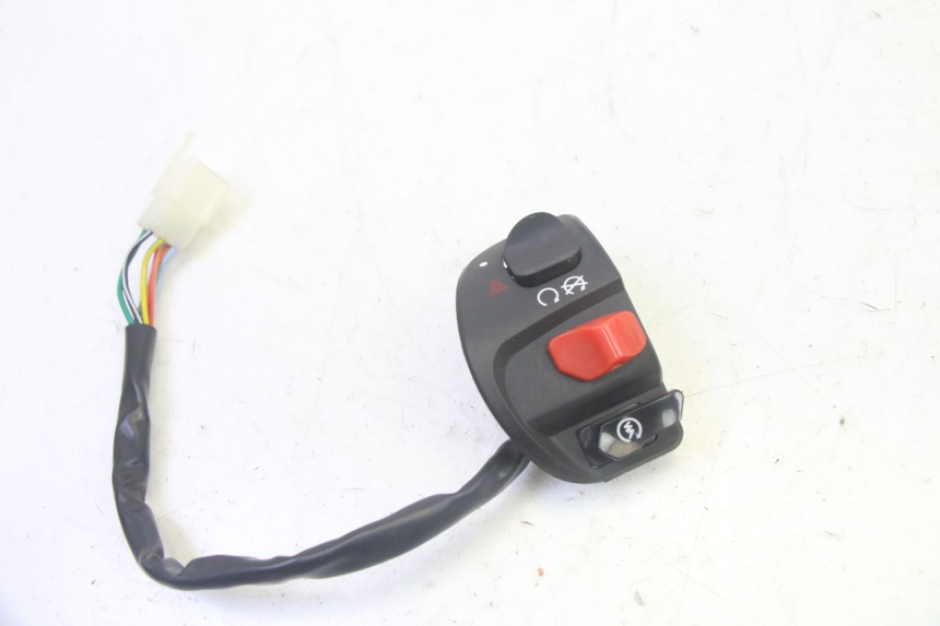 photo de RECHTS SCHALTER EFUN PUSA 1 - Hauptansicht