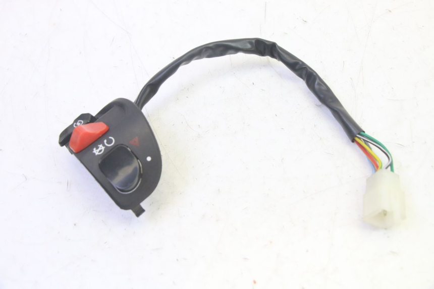 photo de RECHTS SCHALTER EFUN PUSA 1 - Zoom auf Gebrauchszustand