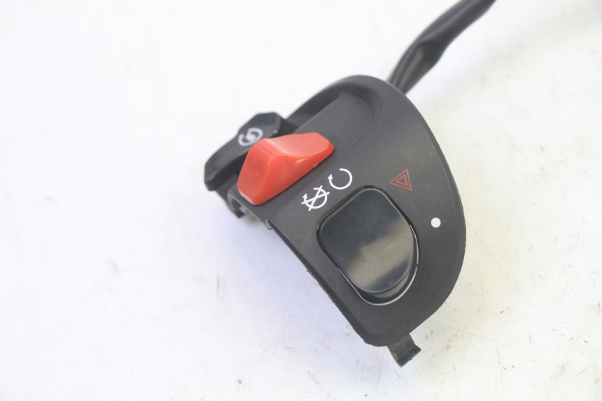 photo de RECHTS SCHALTER EFUN PUSA 1 - Alternative Perspektive