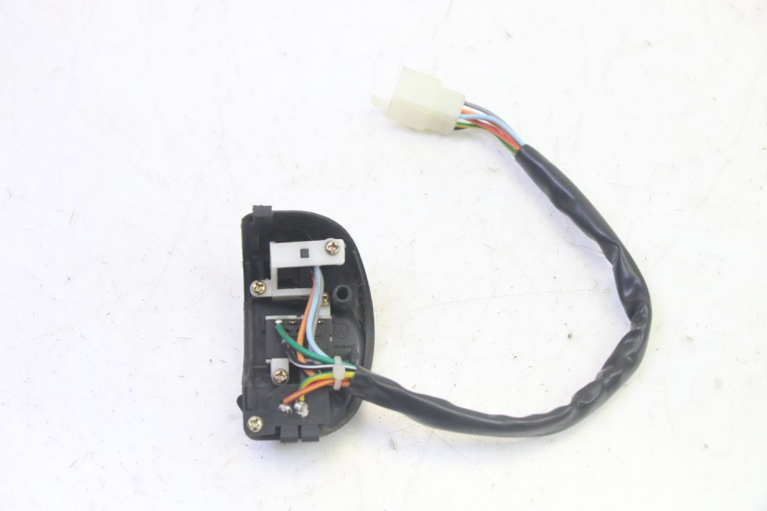 photo de RECHTS SCHALTER EFUN PUSA 1 - Technische Nahaufnahme