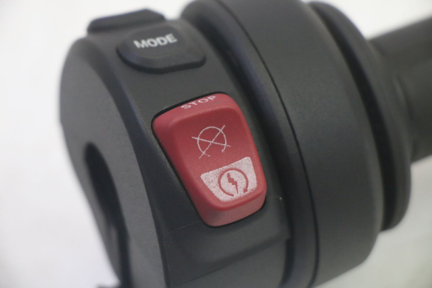 photo de RECHTS SCHALTER BMW R GS 1250 (2021 - 2024) - Technische Nahaufnahme